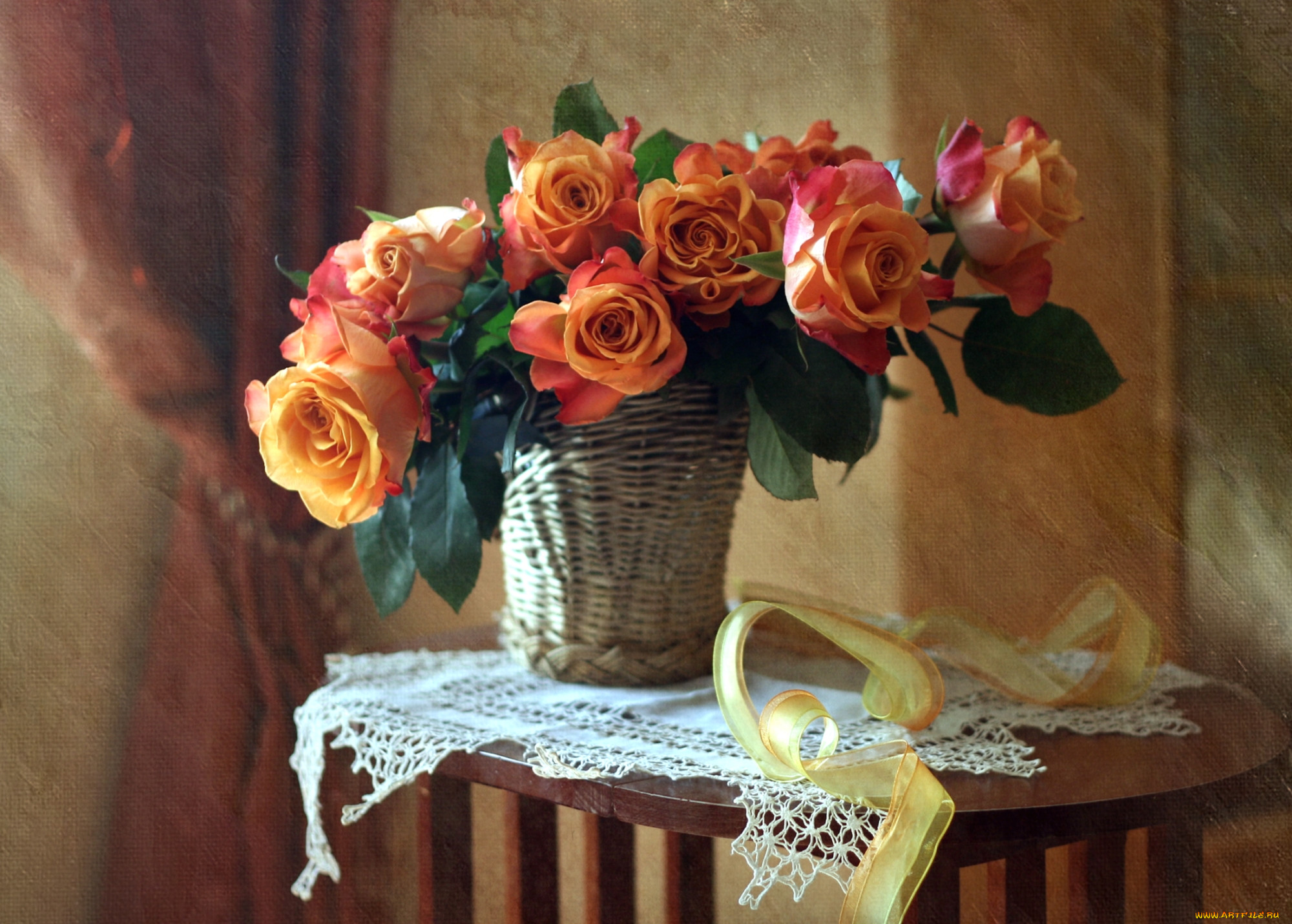 Оранжевые розы в вазе. Натюрморт с розами. Цветы в вазе на столе. Натюрморт с букетом. Букет в вазе.